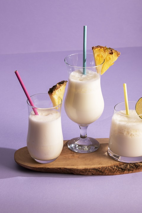 delicious-cocktails-purple-background.jpg Молочные коктейли стоят на подносе