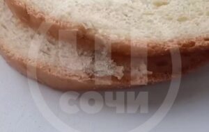 Приятного аппетита: сочинец обнаружил волосы в продукции городского хлебокомбината