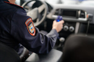 Полиция Краснодара разыскивает водителя иномарки, разбившего припаркованное авто