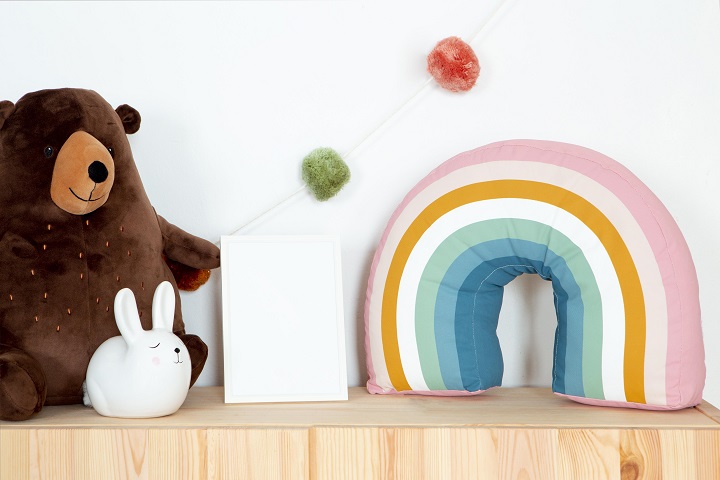 interior-kids-room-decoration-with-toys.jpg Разноцветные предметы интерьера в детской комнате