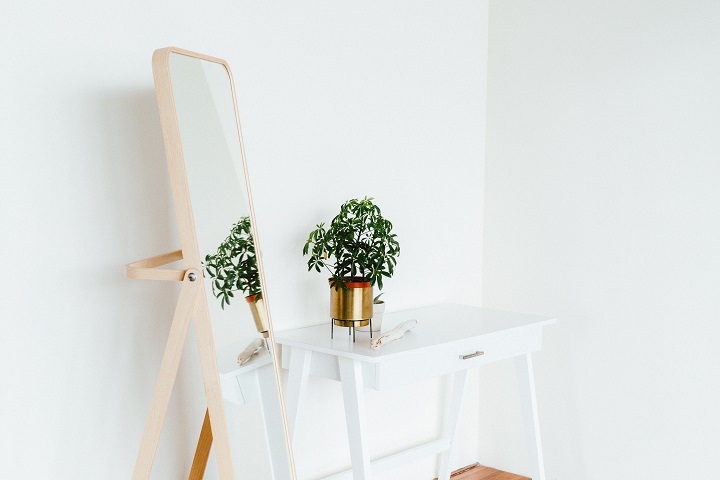 liana-mikah-8tJxjQWTyNA-unsplash.jpg Зеркало в полный рост стоит у туалетного столика
