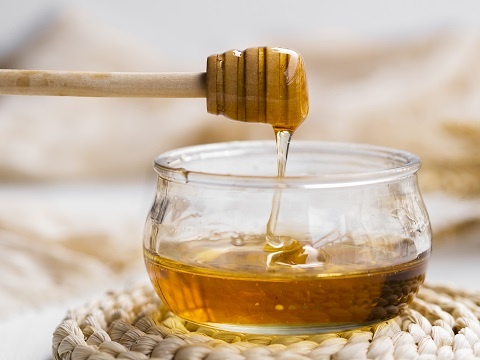 natural-honey-pouring-bowl.jpg Мед — продукт, не рекомендованный к употреблению при аллергии