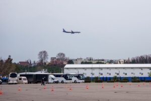 Самолет из Сочи ушел на второй круг из-за сильного ветра
