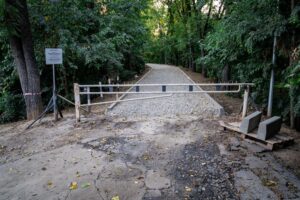 Полсотни незаконных ларьков, шлагбаумов и ворот снесли в Краснодаре