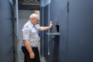 Избили, отобрали оружие и документы: напавшим на полицейских краснодарцам предъявили обвинение
