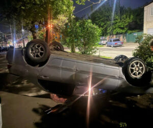 Автомойщик угнал машину клиента и пьяным врезался в дерево в Краснодаре