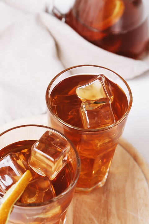 refreshing-drink.jpg Чай с лимоном и кусочками льда налит в стакан
