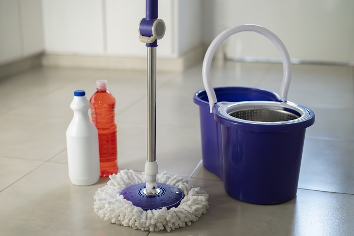 still-life-cleaning-tools.jpg Ведро с водой, швабра и чистящие средства для влажной уборки