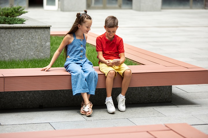 two-smiling-kids-boy-girl-running-together-town-city-summer-day.jpg Два подростка сидят на лавочке в летний день