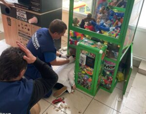 Любознательный подросток залез головой в игровой автомат и застрял в Новороссийске