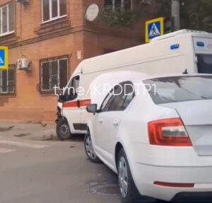 Машина «скорой» попала в аварию в Краснодаре