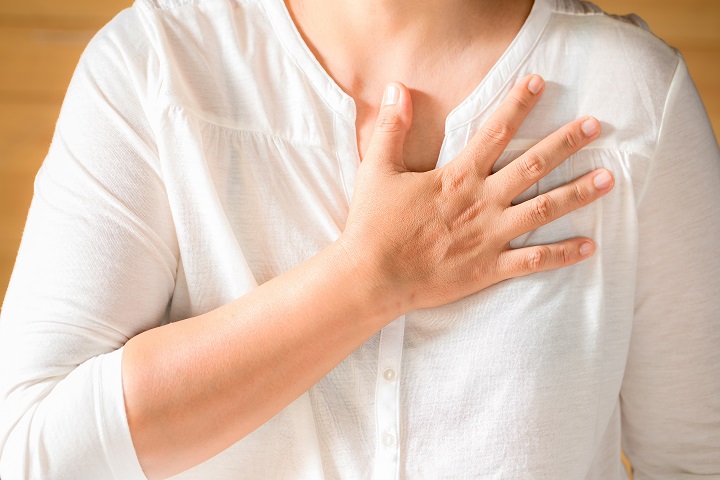 woman-is-clutching-her-chest.jpg Женщина в белой рубашке держится за сердце