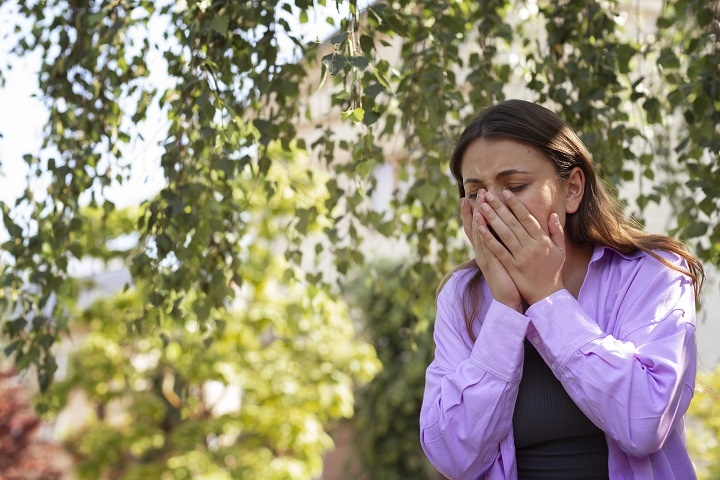 woman-suffering-from-allergies-outside.jpg Молодая женщина чихает от аллергии