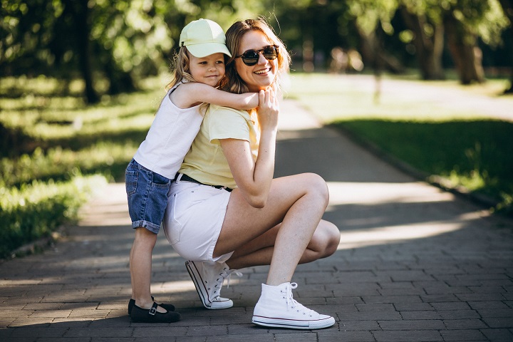 young-woman-with-little-daughter-walking-park.jpg Молодая женщина гуляет с дочкой в парке