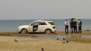 Полиция Анапы оштрафовала водителя Мерседеса, застрявшего в песке на пляже