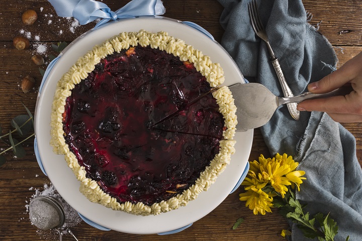 delicious-cake-with-forest-fruits.jpg Пирог с начинкой из лесных ягод