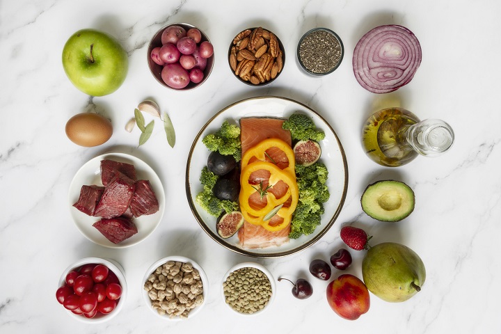 flexitarian-diet-food-arrangement.jpg Стол с полезными для здоровья продуктами