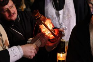 Благодатный огонь прибыл в Краснодарский край и развезен по всем храмам региона