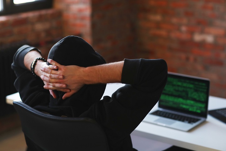 hacker-man-laptop.jpg Хакер работает за ноутбуком