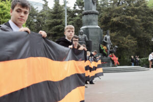 В Краснодаре развернули 2-километровую георгиевскую ленту и огромное Знамя Героев