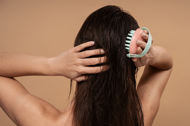medium-shot-woman-giving-herself-scalp-massage.jpg Девушка массирует голову силиконовой массажером