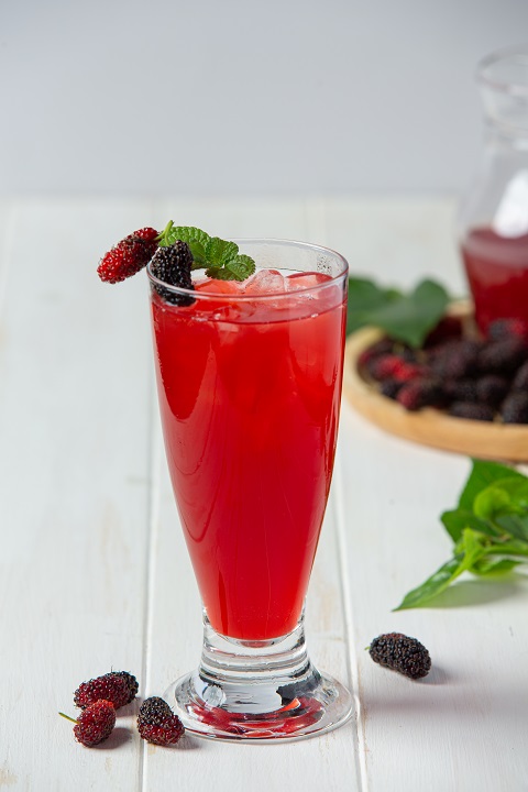 mulberry-juice-white-wooden-surface.jpg Стакан с соком из свежей шелковицы стоит на деревянном столе