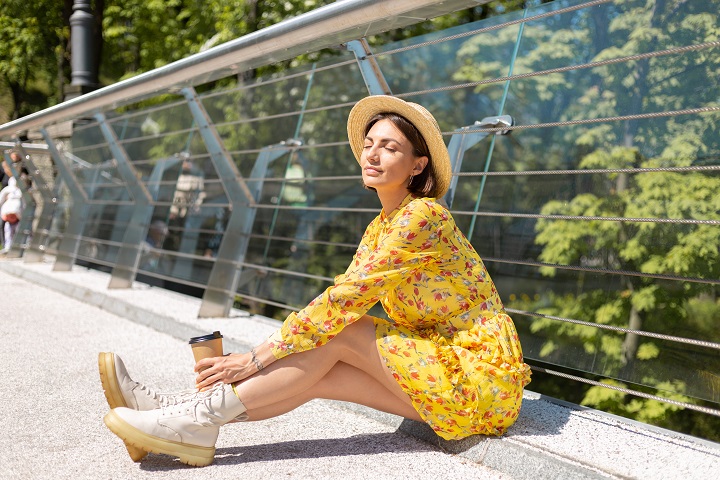 outdoor-portrait-woman-yellow-summer-dress-hat-with-cup-coffee-enjoying-sun.jpg Молодая женщина в летнем платье и демисезонных ботинках