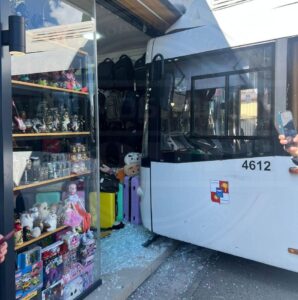 Пассажирский автобус врезался в сувенирную лавку в Сириусе