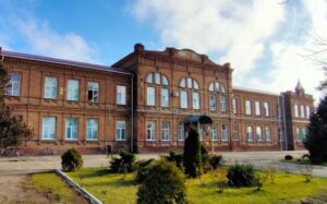 Более 750 человек эвакуировали из школы на Кубани после сообщения о минировании