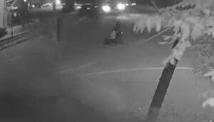 Полиция Новороссийска опубликовала видео с мужчиной, который бросил мальчика Заура