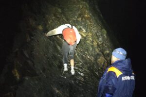 Двое мужчин застряли ночью на скале под Геленджиком