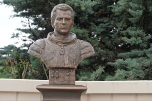 Бюст космонавта Виталия Севастьянова открыли в аэропорту Сочи