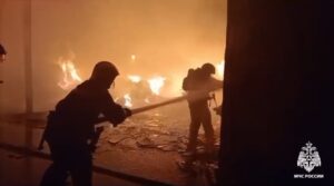 Деревообрабатывающий цех в Апшеронске охватил мощный пожар