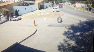 Отскочившее от КамАЗа колесо сбило двух человек и разбило машину под Новороссийском