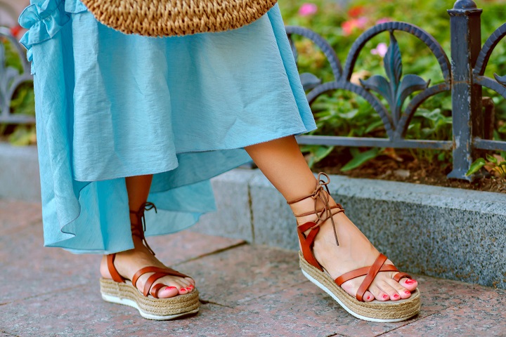 woman-s-feet-elegant-gladiator-sandals.jpg Женские ноги в сандалиях-гладиаторах