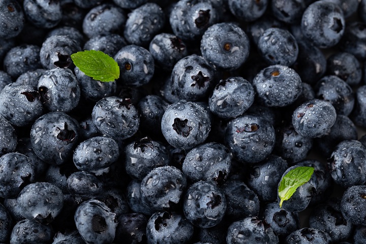 closeup-vertical-shot-blueberries-with-water-droplets-leaves.jpg Ягоды черники в каплях воды