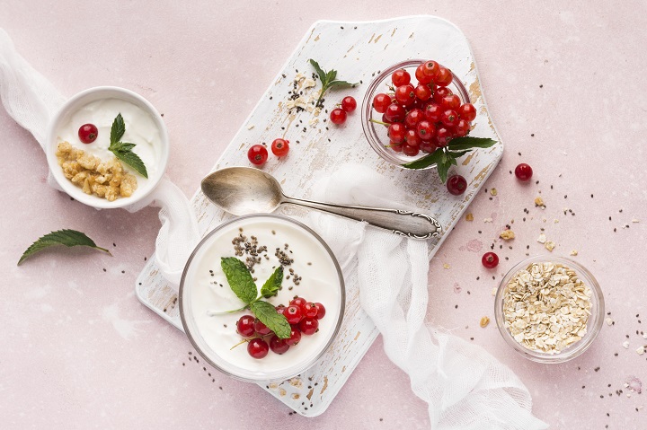 cranberries-yogurt-bio-food-lifestyle-concept.jpg Натуральный йогурт со свежими ягодами смородины