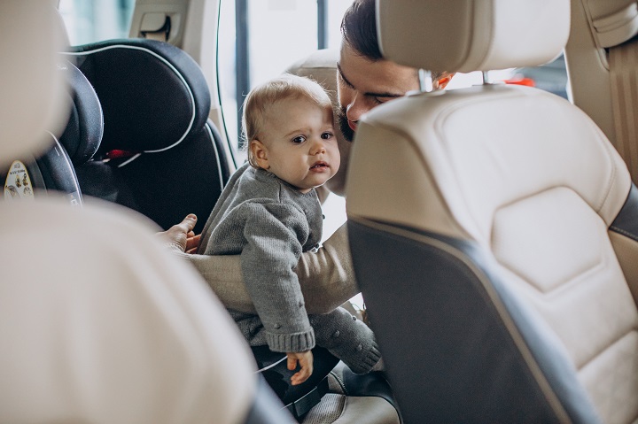 father-with-baby-daughter-car-showroom.jpg Папа обнимает свою маленькую дочку в автомобиле