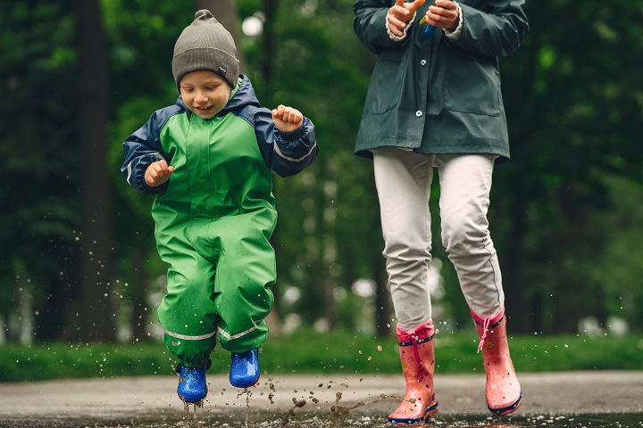 funny-kid-rain-boots-playing-rain-park.jpg Мама с сыном гуляют по лужам после дождя