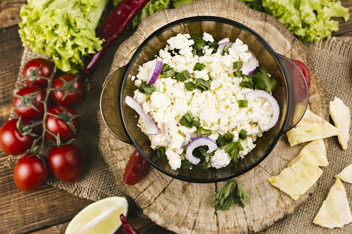 heathly-mexican-dish-wooden-plate.jpg Салат из творога, свежего лука и зелени