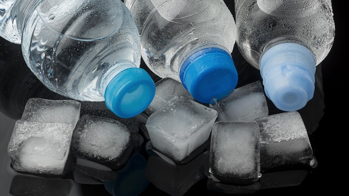ice-cubes-bottles-water-high-view.jpg Бутылки с водой на кубиках льда