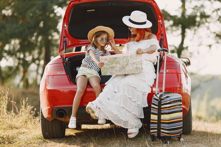 little-girl-ready-go-vacations-mother-with-daughter-examining-map-traveling-by-car-with-kids.jpg Мама с дочкой планируют маршрут поездки на автомобиле
