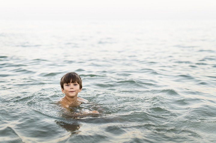 little-kid-posing-sea.jpg Маленький мальчик купается в море