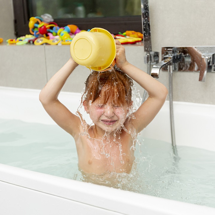 medium-shot-girl-pouring-water-with-little-bucket.jpg Девочка купается в ванной и обливает себя из ковшика