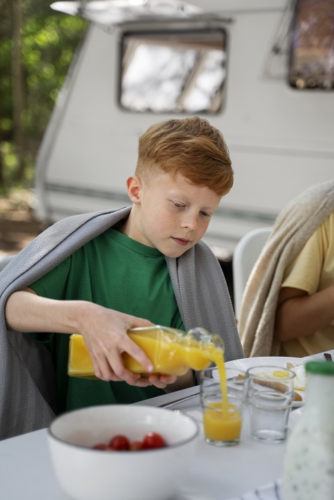 medium-shot-kid-pouring-juice-glass.jpg Подросток наливает в стакан сок на автопривале