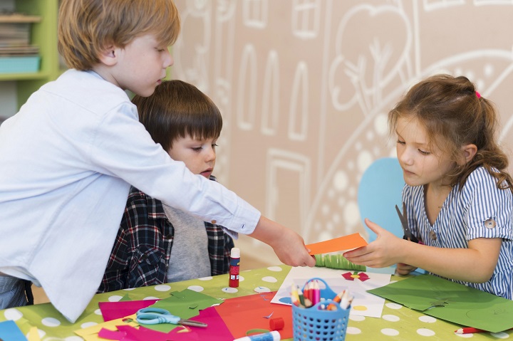 medium-shot-kids-working-together.jpg Дети занимаются совместным творчеством