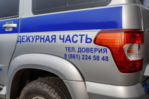 Тащил в подъезд и бил окна: полиция Краснодара начала проверку после жалоб жителей Музыкального района