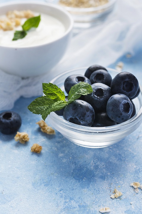 small-blueberries-transparent-bowl.jpg Ягоды черники на сервированном к завтраку столе