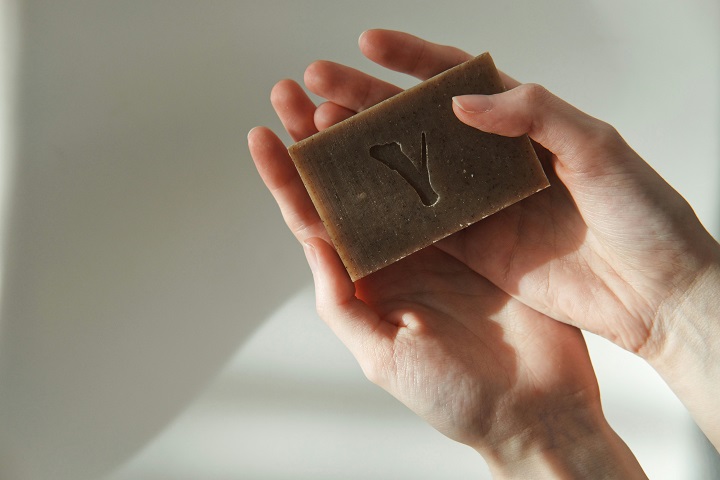 thanos-pal-v_Cc1qxKuBs-unsplash.jpg Женщина держит в руках кусок натурального мыла