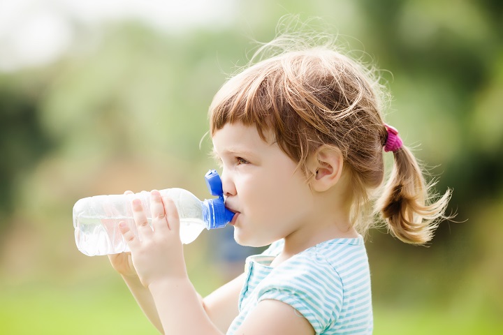 three-year-child-drinking-from-bottle.jpg Трехлетняя девочка пьет воду из бутылочки